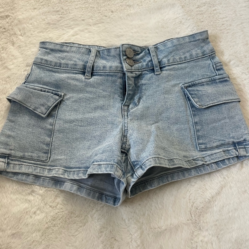 Low rise shorts. Cargo pockets.